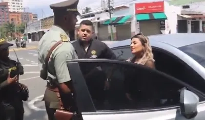 Policía de Cali explicando las razones del comparendo.