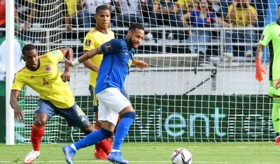 Neymar domina le pelota ante la marca de Carlos Cuesta en el último Colombia-Brasil, en Barranquilla.. 