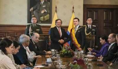 Gustavo Petro posando con el Presidente de Ecuador, Daniel Noboa.