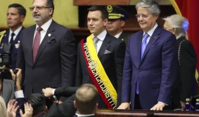 Daniel Noboa acompañado por el presidente de la Asamblea Nacional, Henry Kronfle, y el presidente saliente Guillermo Lasso. 