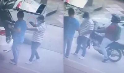 Momento exacto en el que un delincuente despoja de sus pertenencias al ciudadano.