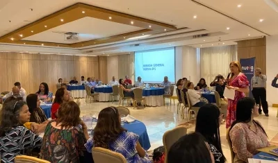 Martha Milena Peñaranda, gerente de la Regional Norte de la Nueva EPS, en rueda de prensa en Barranquilla.  