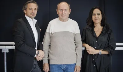 El paciente francés que recibió la europrótesis, entre los científicos Gregoire Courtine y Jocelyne Bloch