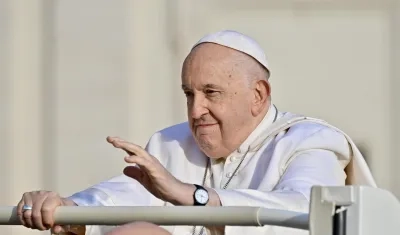 Francisco saluda desde el papamóvil a su llegada a la Plaza de San Pedro, Ciudad del Vaticano.