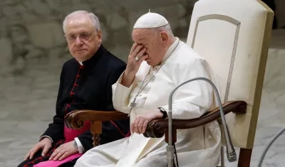 El papa Francisco asiste a la audiencia general semanal en el Aula Pablo VI.