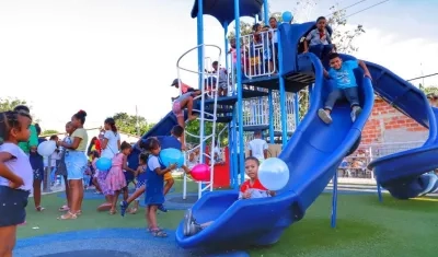 Niños disfrutando de la cancha Malanga en Santa Cruz, Luruaco