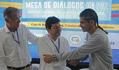 Camilo González, delegado por el Gobierno; Danilo Rueda, alto comisionado para la Paz; y Andrey Avendaño, vocero del EMC.