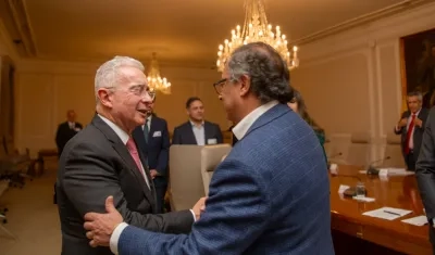 El presidente Gustavo Petro saluda al expresidente Alvaro Uribe al inicio de la reunión en Casa de Nariño