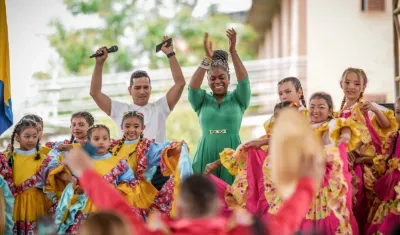 La ministra de Educación, Aurora Vergara, celebra el premio este sábado con directivas y estudiantes de Pitalito, Huila