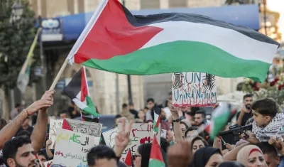 Marcha masiva en ciudad cisjordana de Ramala en protesta por el gran número de niños muertos en los bombardeos israelíes. 
