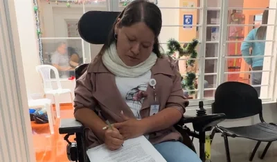 Una de las nuevas funcionarias contratadas por la Registraduría Nacional.