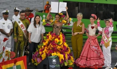 Melissa Cure Villa levanta el decreto que la acredita como Reina del Carnaval 2024.