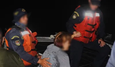 Unidades de la Armada Nacional en medio del rescate de los migrantes.