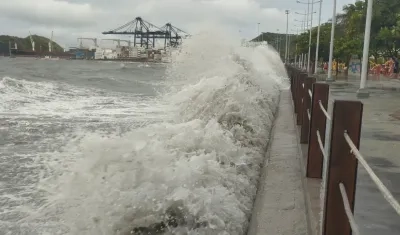 El fuerte oleaje en Santa Marta