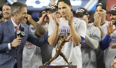 Corey Seager tras ser escogido como el Jugador Más Valioso de la Serie Mundial.
