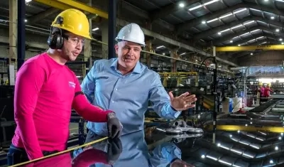 Christian Daes, Director de Operaciones de Tecnoglass, junto a un empleado de una de las plantas