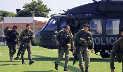 Miembros de las fuerzas militares descienden de un helicóptero proveniente de la serranía del Perijá. 