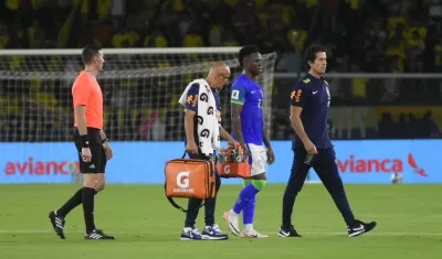 Vinicius cuando abandonaba la cancha para ser reemplazado por Joao Pedro. 