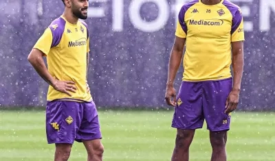 Yerry Mina en un entrenamiento con el argentino Nico González.