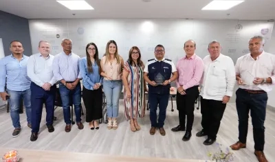 Entrega de reconocimiento al Distrito de Barranquilla