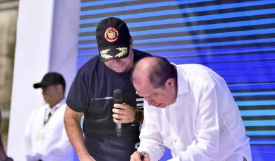 Alex Char junto al Notario en su juramentación. 