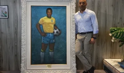 Edinho junto a un retrato de su padre en el Museo Pelé.