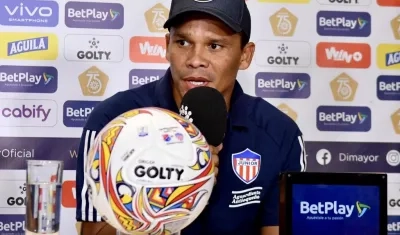 Carlos Bacca en la rueda de prensa previa al partido contra el Medellín.