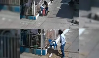 Hombre quitándole la ropa al muñeco.