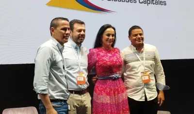 Alcaldes electos de Cúcuta, Bogotá y Riohacha, con la presidenta de Asocapitales.