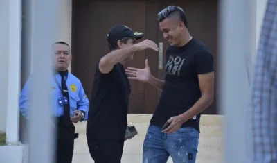 Alejandro Char con el jugador Víctor Cantillo. 