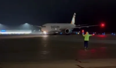 Avión con la llegada de migrantes. 