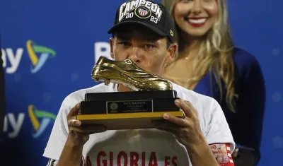 Carlos Bacca y su botín de oro.