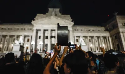 Cacerolazo frente al Congreso de la Nación en Buenos Aires.