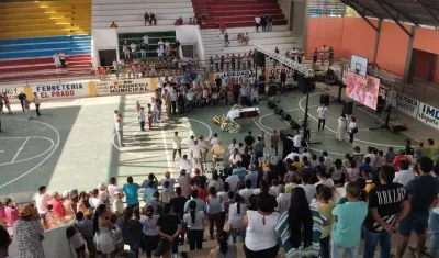 Cuerpo de Lisandro Meza velado en el Polideportivo de Los Palmitos