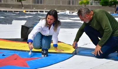 Diana Acosta junto a la obra.