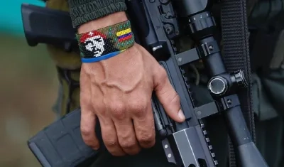 Un guerrillero de las disidencias de las FARC sostiene un fusil. 