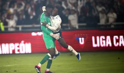 Alexander Domínguez celebra el título con su compañero Jhojan Julio.