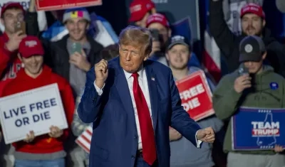 Seguidores escuchan al expresidente de EE.UU. Donald Trump durante un acto de campaña en la Universidad de New Hampshire. 