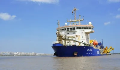 La draga que estaba trabajando en el canal de acceso.