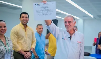 Eduardo Verano el día que recibió su credencial