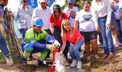 La Gobernadora Elsa Noguera en el corregimiento de Santa Cruz, en Luruaco. 