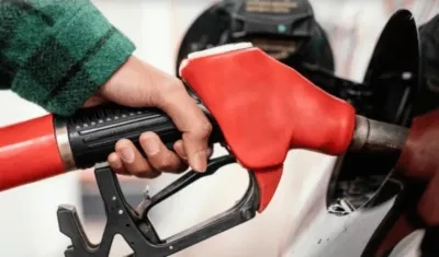 Tanqueando un vehículo con gasolina. 