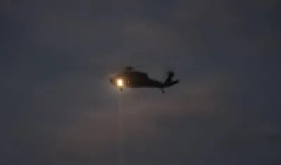 Uno de los helicópteros Blackhawk en las labores de búsqueda. 