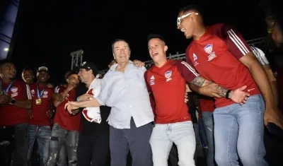 Fuad Char en plena celebración con Wálmer Pacheco y Gabriel Fuentes.