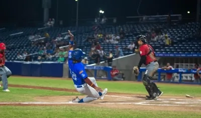 Carlos Arroyo anota la quinta carrera de Caimanes, en el cuarto inning.