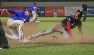 Christian Sepúlveda es quieto en tercera base pese al esfuerzo de Manuel Boscán.