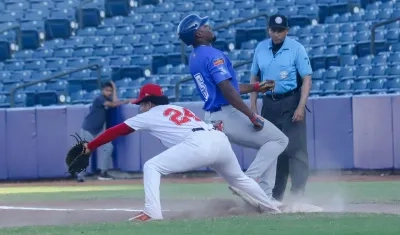 Jesús Marriaga regresa a salvó a primera tras el intento de Ángel Contreras de ponerlo out. 