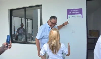 El alcalde Roberto Celedón y la Gobernadora Elsa Noguera en la entrada de la Casa de la Mujer. 