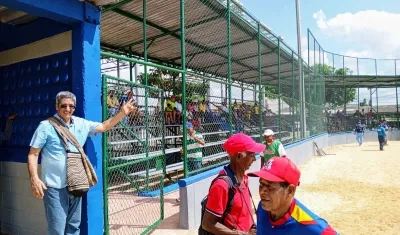 Julián Conrado, saliente alcalde de Turbaco entregando el estadio de sóftbol. 