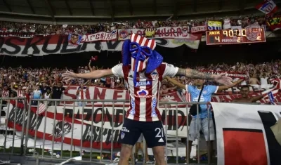 Walmer Pacheco celebra con una máscara de marimonda.